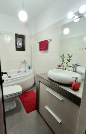 Apartament 3 camere 60 mp la cheie si parcare privata