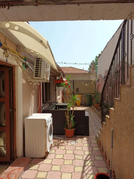 Vilă cu 6 camere, 200 mp, două curți, zona Casa de Cultură – Constanța