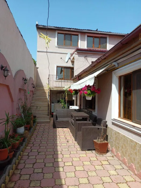 Vilă cu 6 camere, 200 mp, două curți, zona Casa de Cultură – Constanța