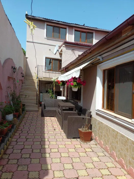 Vilă cu 6 camere, 200 mp, două curți, zona Casa de Cultură – Constanța