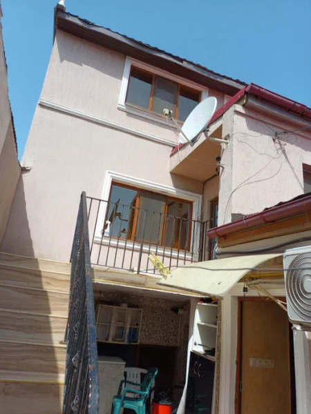 Vilă cu 6 camere, 200 mp, două curți, zona Casa de Cultură – Constanța